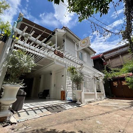 Ban Thungdang Housetel Bangkok Hotell Eksteriør bilde