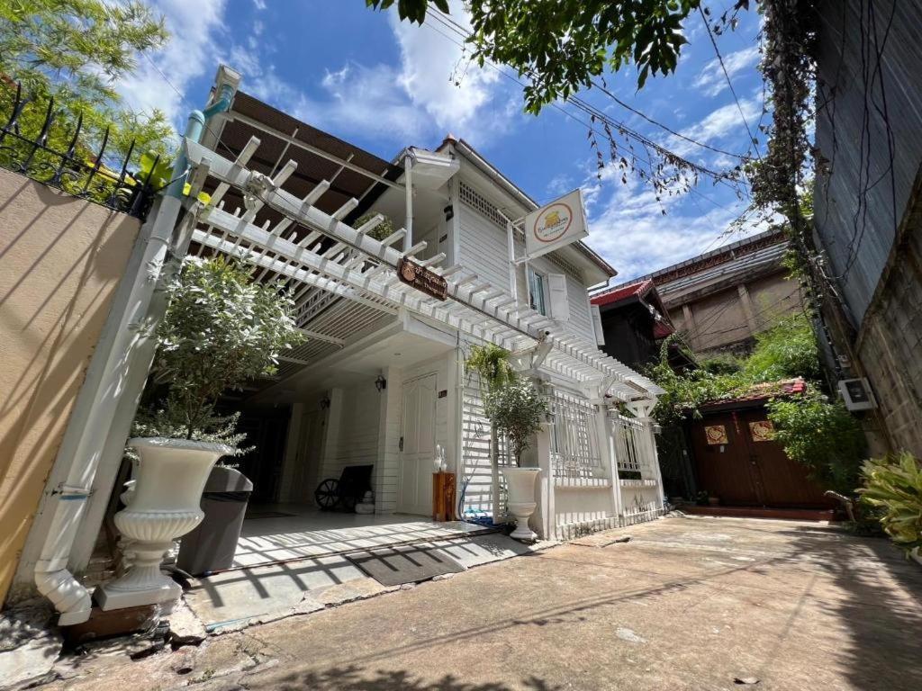 Ban Thungdang Housetel Bangkok Hotell Eksteriør bilde