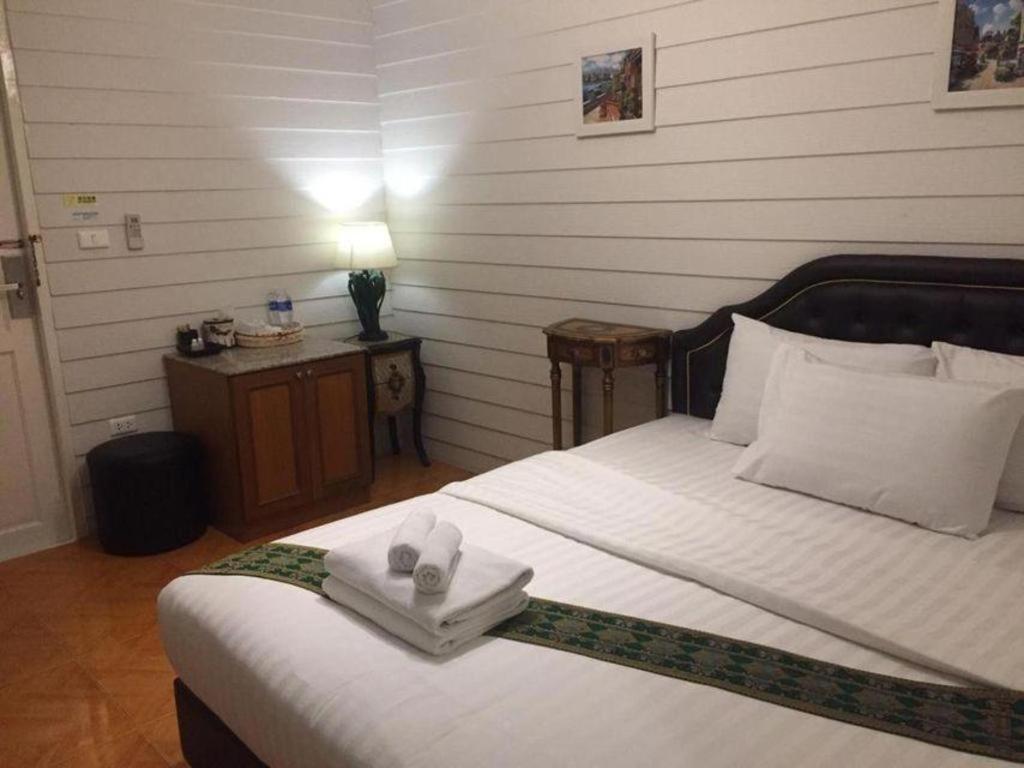 Ban Thungdang Housetel Bangkok Hotell Eksteriør bilde