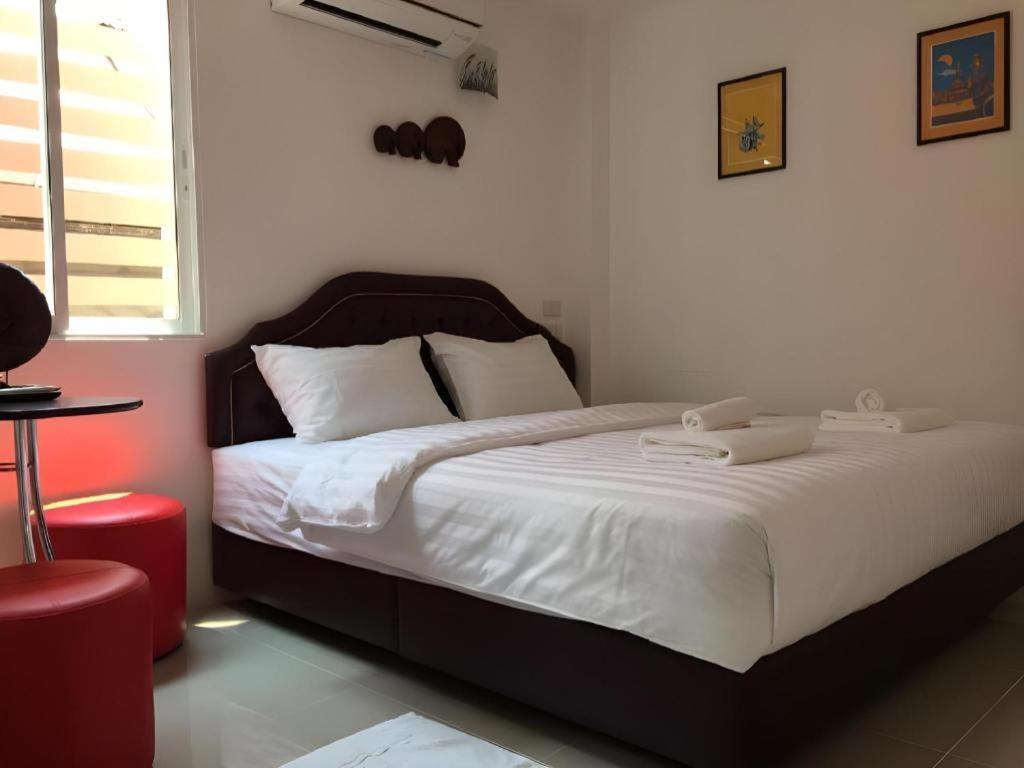Ban Thungdang Housetel Bangkok Hotell Eksteriør bilde