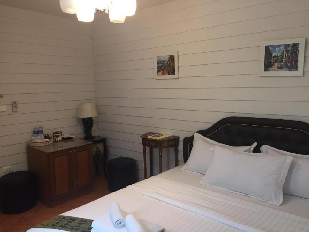 Ban Thungdang Housetel Bangkok Hotell Eksteriør bilde