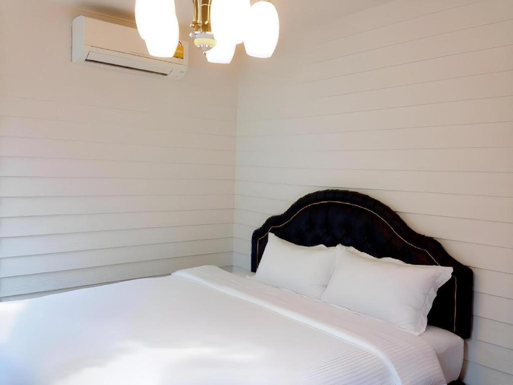 Ban Thungdang Housetel Bangkok Hotell Eksteriør bilde
