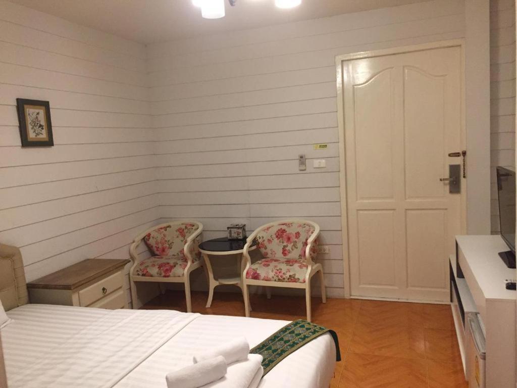 Ban Thungdang Housetel Bangkok Hotell Eksteriør bilde