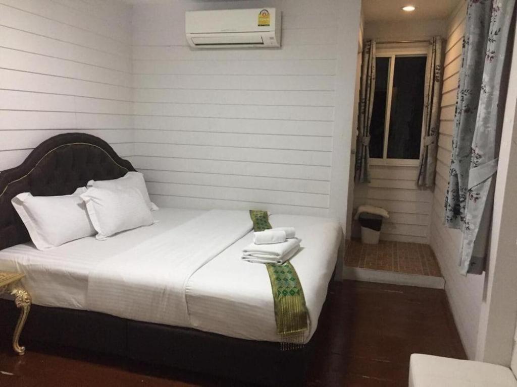 Ban Thungdang Housetel Bangkok Hotell Eksteriør bilde