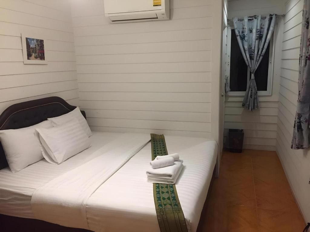Ban Thungdang Housetel Bangkok Hotell Eksteriør bilde