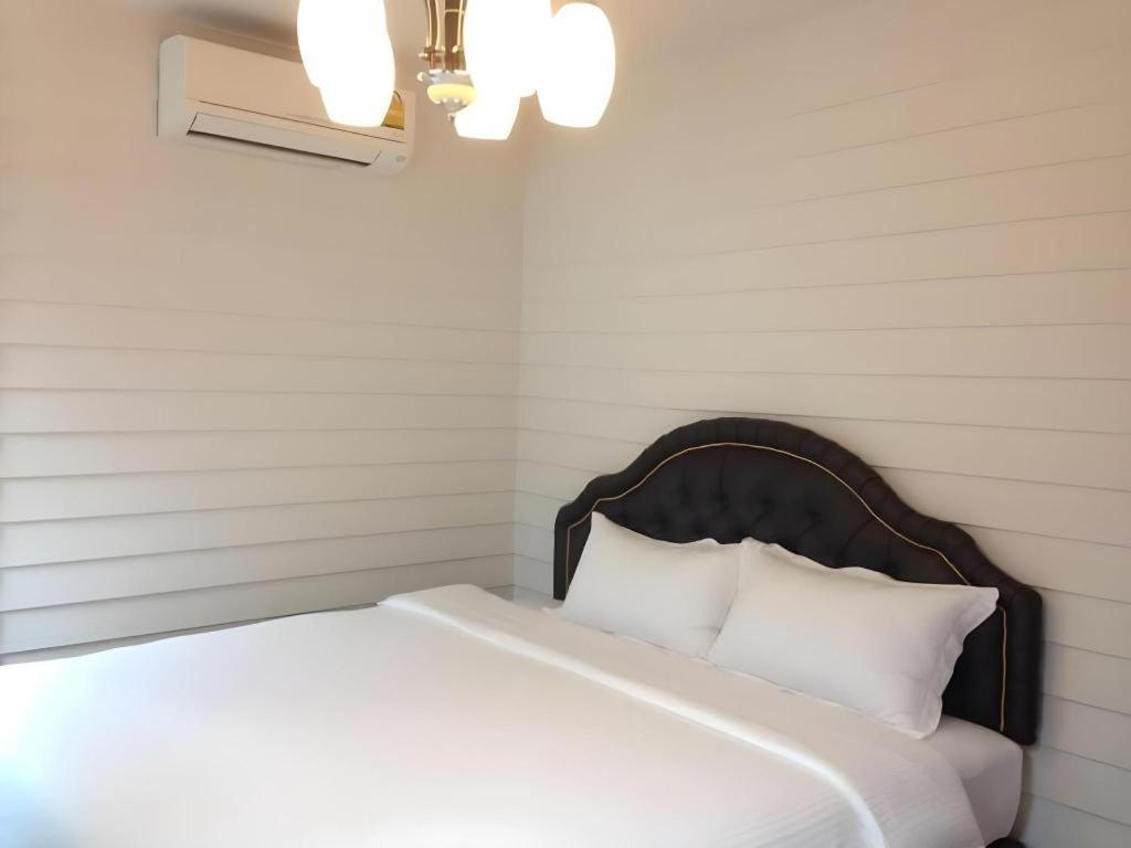 Ban Thungdang Housetel Bangkok Hotell Eksteriør bilde