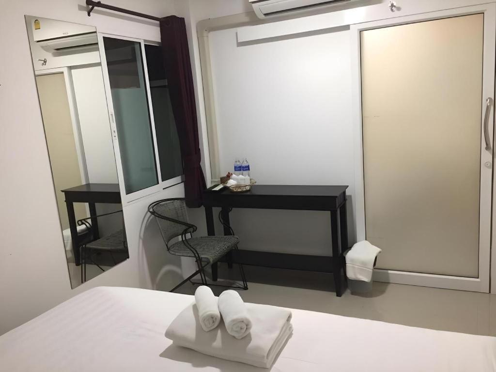 Ban Thungdang Housetel Bangkok Hotell Eksteriør bilde