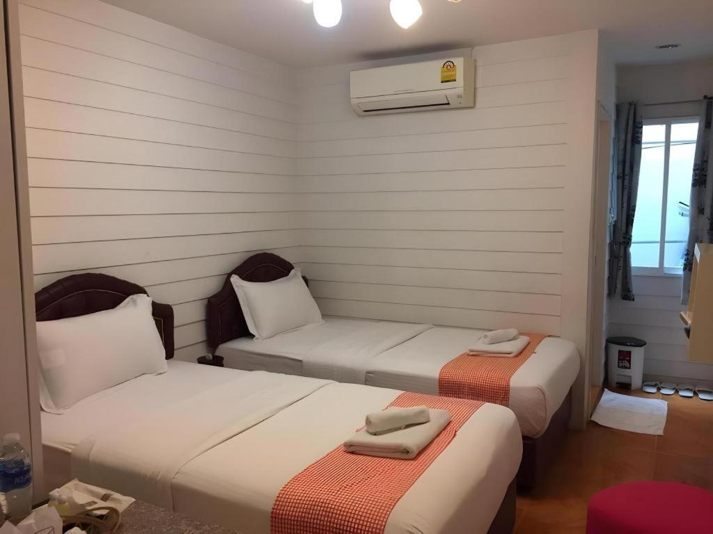 Ban Thungdang Housetel Bangkok Hotell Eksteriør bilde