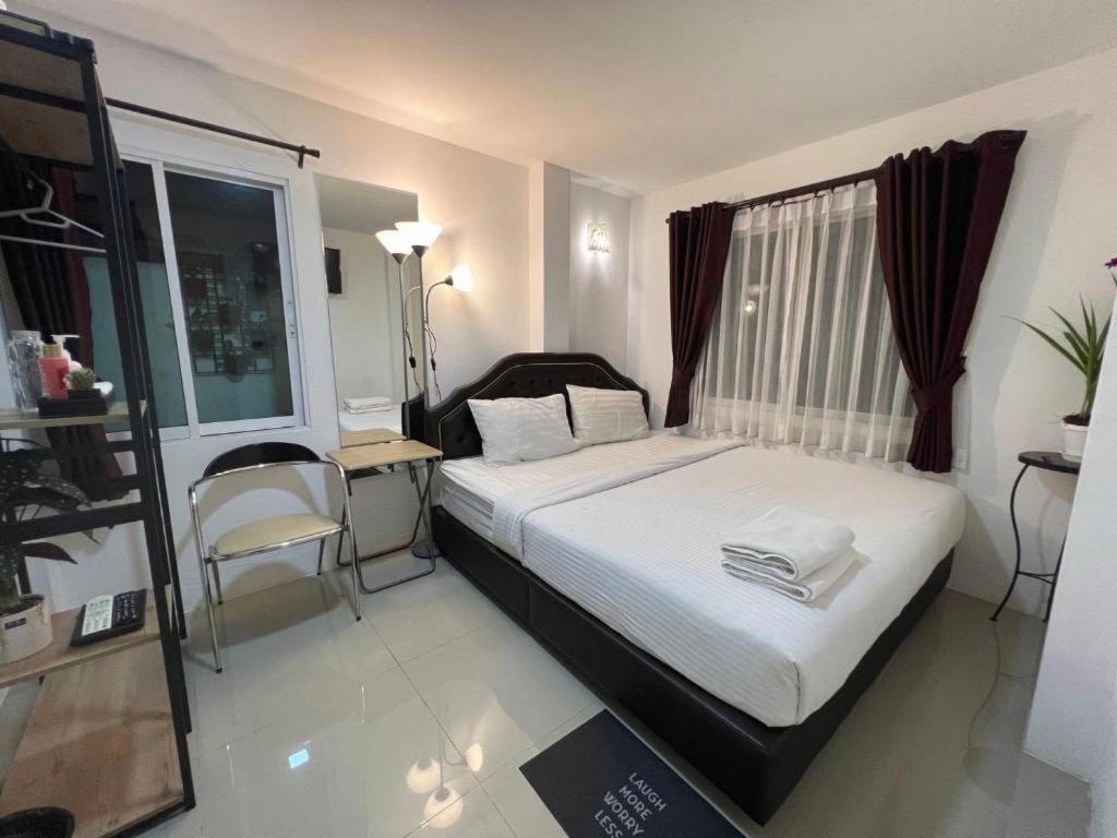 Ban Thungdang Housetel Bangkok Hotell Eksteriør bilde